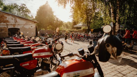 Jawa 350 "konopnice" a Zdeněk Troška. Majitelé sexy stroje z vesnice měli první sraz