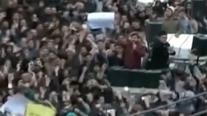 Protivládní protesty v Íránu, které měla vyvolat špatná ekonomická situace v zemi, si vyžádaly už desítky obětí.