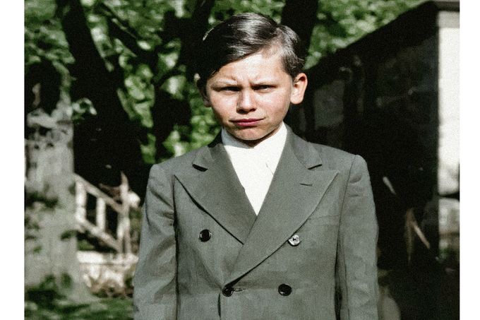 Budoucí sériový vrah John Wayne Gacy na nedatovaném snímku z dětství. Vyrůstal s násilnickým otcem, který ho ponižoval a fyzicky týral. Kolorováno