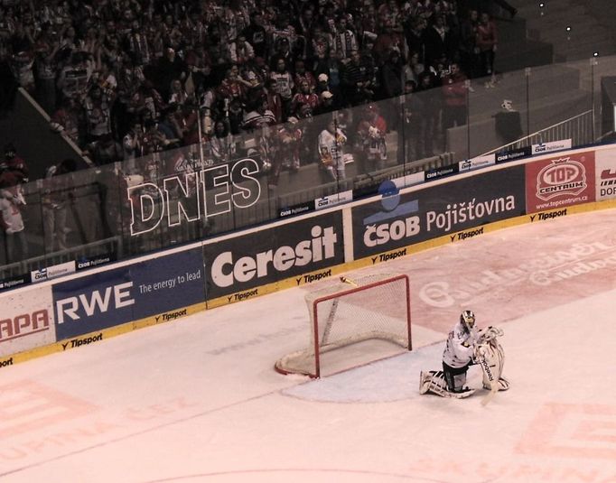 Roman Málek právě dostal půl minuty před koncem normální hrací doby vyrovnávací gól na 4:4. Kapituloval vzápětí i na začátku prodloužení a jeho protipardubické kouzlo padlo. Málek je na východu Čech vnímán jako fantom. On byl hlavním strůjcem pardubických bolestivých porážek v play off. Na svědomí má už čtyři pardubická vyřazení, ať již v dresu Slavie či Plzně. Po páté to sice nevyšlo, ale už se k němu opět schylovalo...