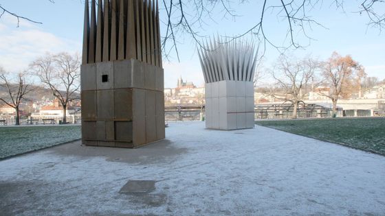 Praha má nový, monumentální pomník Jana Palacha. Ježaté domy matky a syna