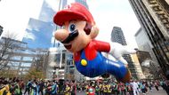 Balón Mario, novinka letošního ročníku, se vznáší nad davem během průvodu v centru New Yorku.​