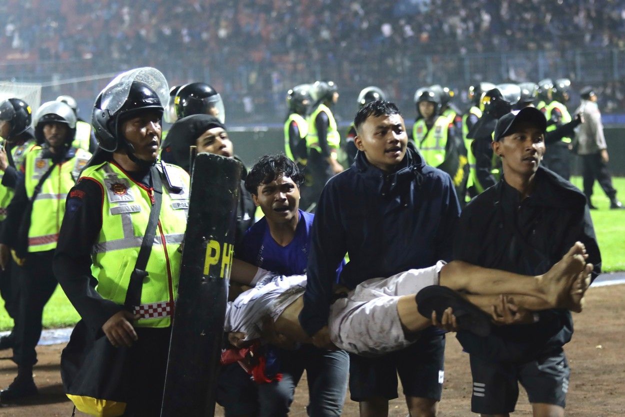 Tlačenice po zápase indonéské první fotbalové ligy ve městě Malang.