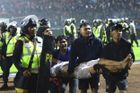 Fotbalový zápas v Indonésii skončil tragédií. Na přeplněném stadionu zemřelo 125 lidí