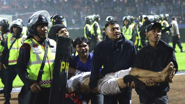 Po tragédii na fotbale v Indonésii zemřelo dalších osm lidí, obětí je 133