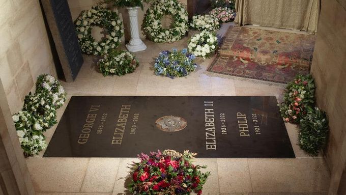 Buckinghamský palác zveřejnil obrázek nového náhrobního kamene označujícího místo posledního odpočinku královny Alžběty II.