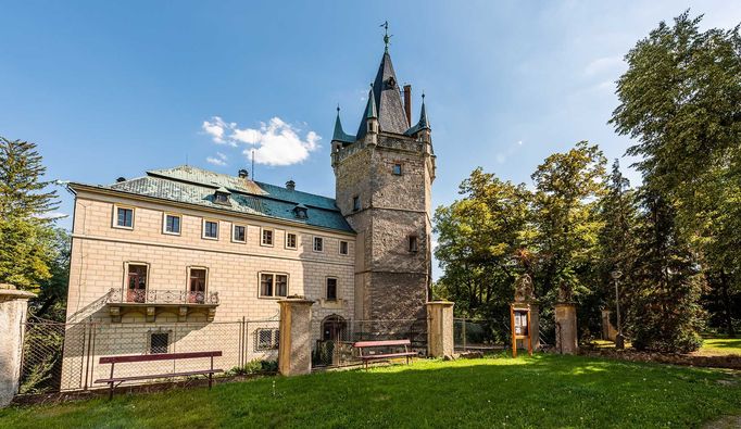 Novorenesanční zámek Stránov na Mladoboleslavsku nabídne prohlídku s majitelkou a festival dechovek.