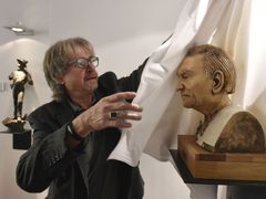 Ředitel divadla Jiří Krejčí odkrývá bustu ostravského herce, režiséra a pamětníka holokaustu Luďka Eliáše, 2018.