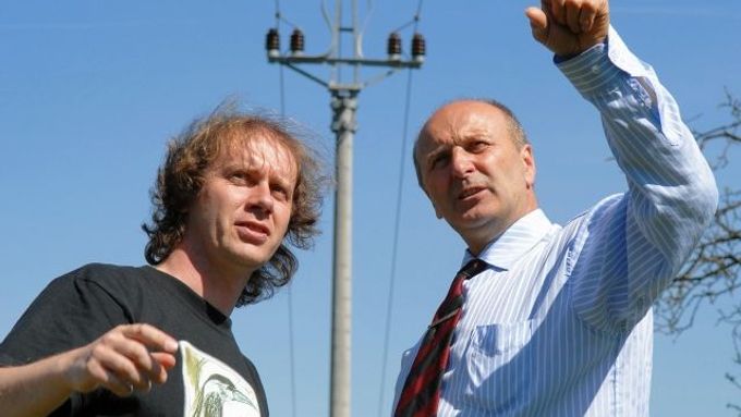Pavel Křížek (vlevo) ze sdružení Ochrana fauny a Jiří Koutecký z ČEZ Distribuce pod bezpečným elektrickým vedením