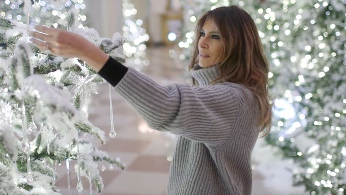 Rodina prezidenta Donalda Trumpa slaví své první Vánoce v Bílem domě. Výzdobu navrhla první dáma Melanie Trumpová.