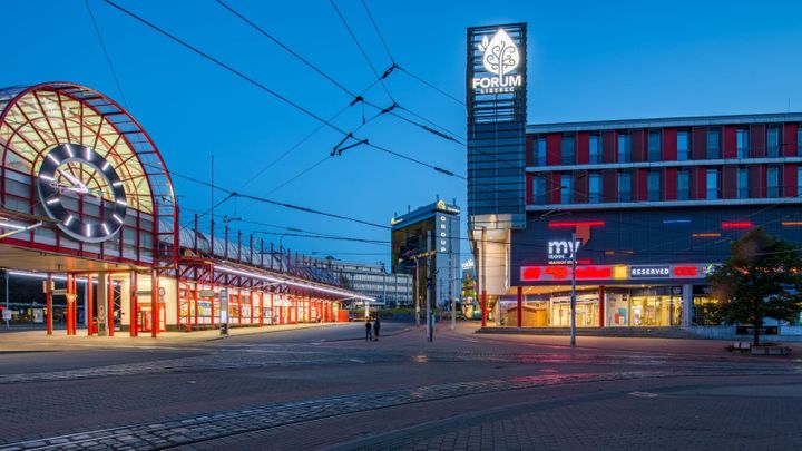Policie evakuuje kvůli nahlášené bombě centrum Liberce, nejezdí veřejná doprava