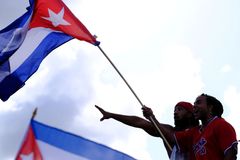 Při protivládních protestech na Kubě zemřel demonstrant, nejméně sto lidí je ve vazbě