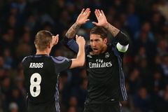 Ramos zařídil Realu dvěma góly postup přes Neapol, Bayern opět vyučoval Arsenal