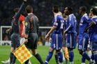Chelsea hasí skandál: Drogba hodil minci na fanoušky