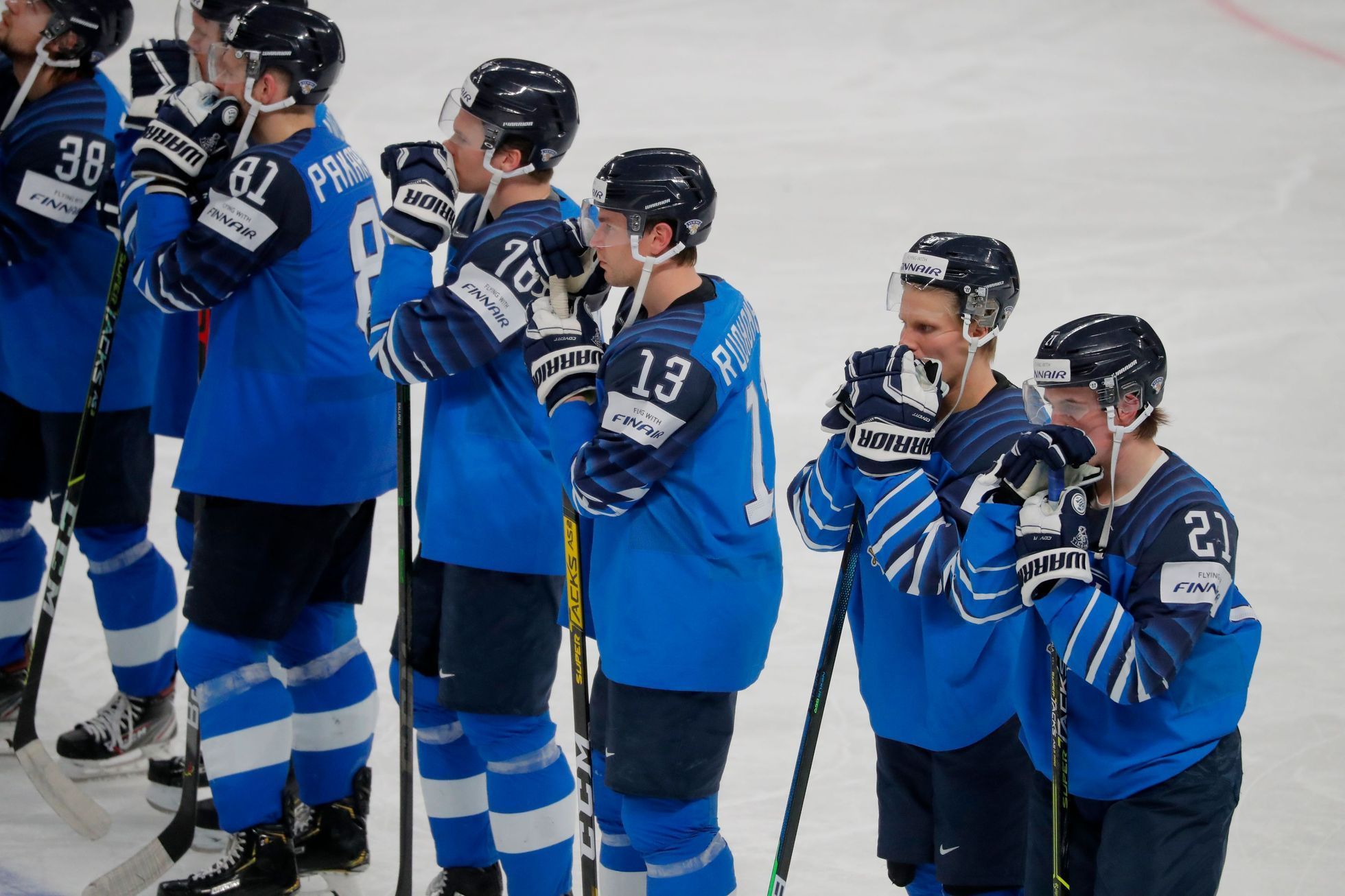 Smutní Finové po porážce s Kanadou ve finále MS 2021