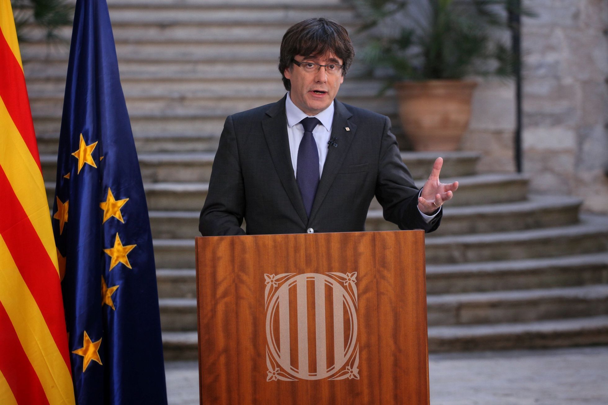 Katalánský premiér Carles Puigdemont po vyhlášení nezávislosti