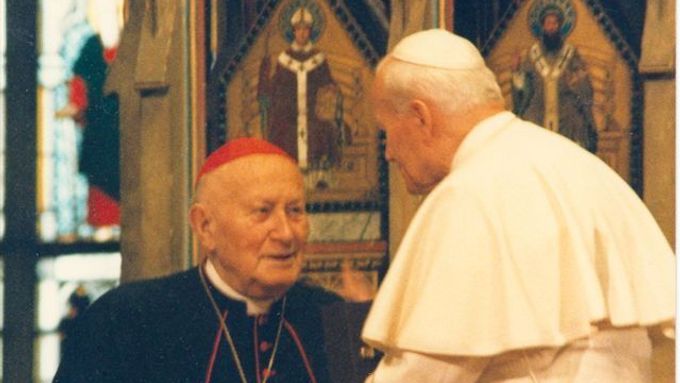 Vlkův předchůdce, kardinál Tomášek s papežem Janem Pavlem II. Oběma se připisuje podstatný podíl na pádu totalitního režimu