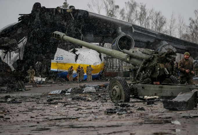 Letiště Hostomel nedaleko Kyjeva a zničený Antonov An-225