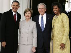Předání klíčů od luxusního bytu? Barack, Laura, George a Michelle na zápraží Bílého domu před začátkem inaugurace.