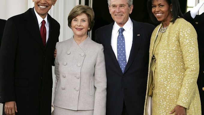 Prezidenti Obama a Bush se svými manželkami