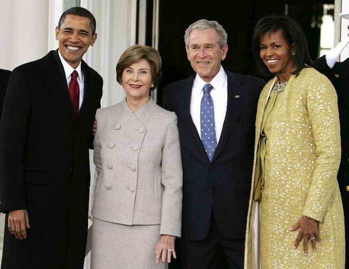 Předání klíčů od luxusního bytu? Barack, Laura, George a Michelle na zápraží Bílého domu před začátkem inaugurace.