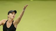 Daniela Hantuchová na podání v zápase proti Marii Šarapovové