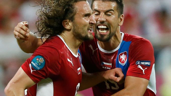 Milan Baroš se chystá obejmout Petra Jiráčka, střelce vítězné branky v zápase s Polskem