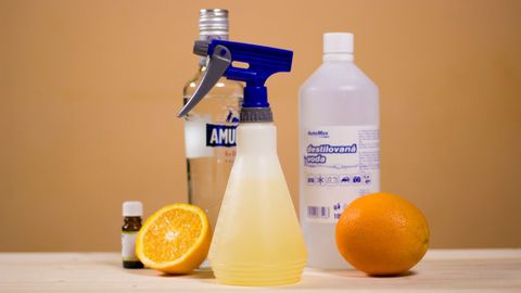 Připravte si domácí čistič bez chemického zápachu z vodky a pomerančů