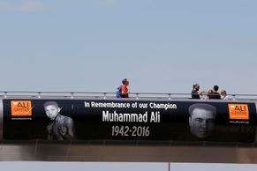 Monstrózní pohřeb Aliho jako společenská událost. Přišel Tyson, Clinton i Schwarzenegger