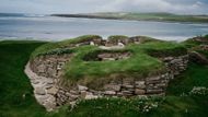 Jedním z nejznámějších míst, která člověka donutí si klást takové otázky, je Skara Brae: dokonale zachovaná neolitická vesnice, která po staletí ležela ukrytá pod pískem a půdou a k jejímu odkrytí došlo až roku 1850 při silné pobřežní bouři.