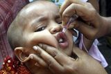 Dobrovolnice očkuje dítě proti obrně v bangladéšské metropoli Dháce. Bagladéš se rozhodla naočkovat zhruba 24 milionu dětí pod 5 let věku.