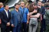 Režisér, kterému v Rusku hrozilo 20 let vězení, se nebrání slzám. V objetí pevně svírá svou dceru.