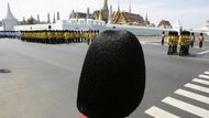 Dvě tisícovky vojáků doprovázely smuteční průvod ulicemi Bangkoku.