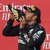 Lewis Hamilton pije z boty Daniela Ricciarda po závodě F1 v Imole