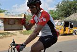 Ačkoliv měl zrovna vyhřezlé plotýnky a na kole jezdil do té doby jen s dětmi, vyrazil Sanjiv Suri v lednu 2014 na 850 km dlouhou dobročinnou cestu po Indii.