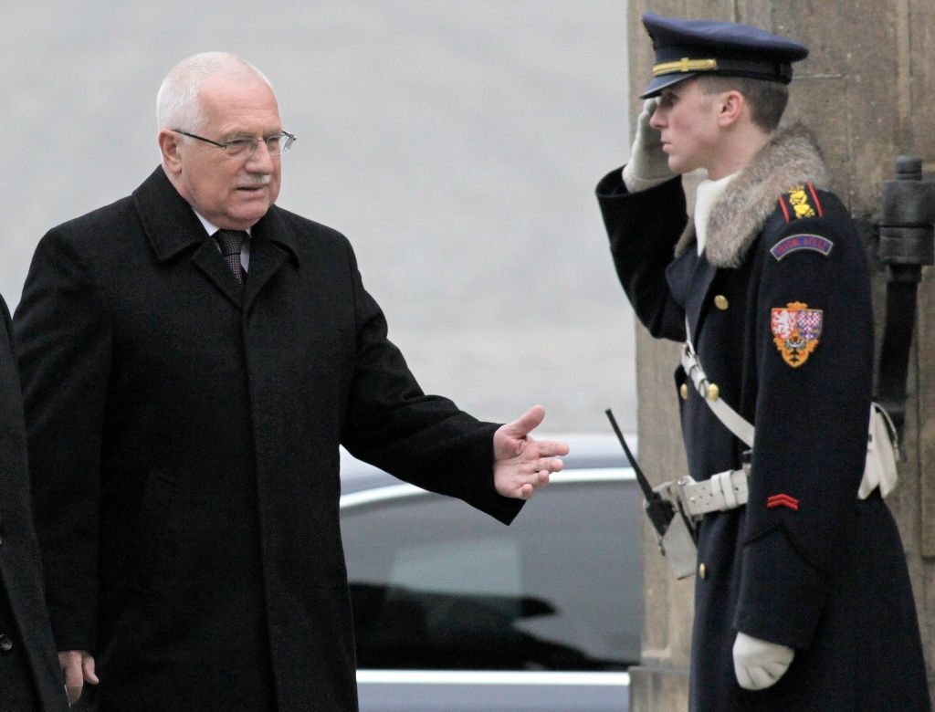 Prezident Václav Klaus a zdravící hradní stráž