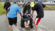 Bouře Harvey způsobila ve Spojených státech mohutné záplavy. I ve středu platí v některých částech Texasu pohotovost.