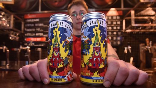 Jeden pivovar ve Lvově dal na trh pivo v plechovce, na které je hořící Kreml.