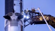 Sestup do atmosféry nad Indickým oceánem sloužil k náročnému testu šestihranných dlaždic, jež mají chránit trup před extrémním žárem při návratu. „Jednou z největších výzev zůstává právě znovupoužitelný orbitální tepelný štít,“ uvedl Musk při přenosu.