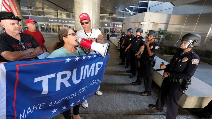 Do USA opět přilétají občané ze zemí, kterým Trump vstup zakázal.