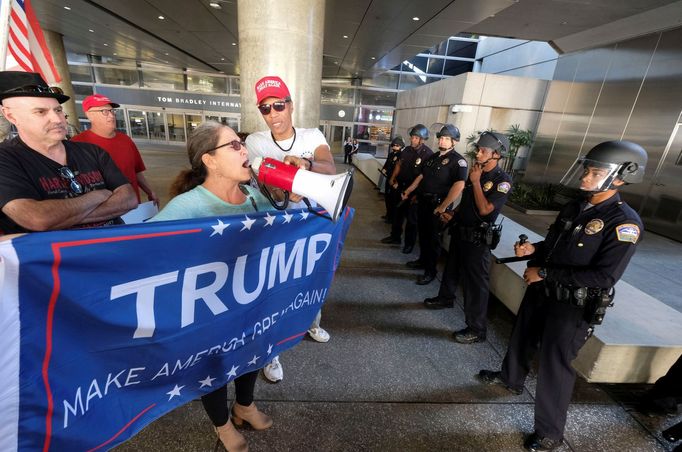 Do USA opět přilétají občané ze zemí, kterým Trump vstup zakázal.