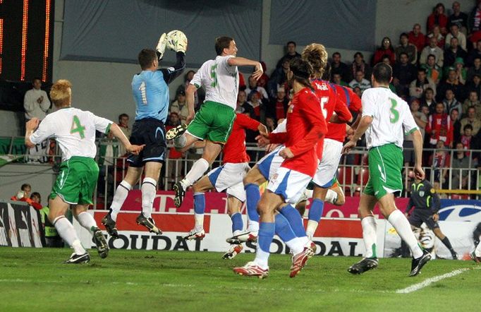 Závar před irskou brankou po volném přímém kopu Marka Jankulovského. Šanci zlikvidoval brankář Shay Given.