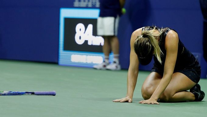 Maria Šarapovová po vítězství nad Simonou Halepovou na US Open neudržela slzy.