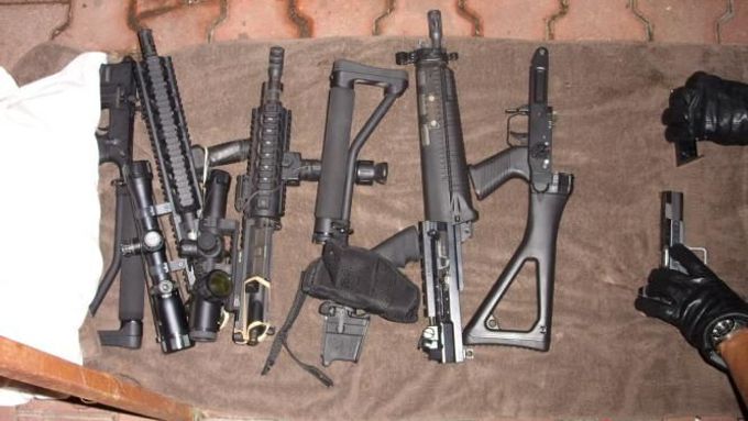 Zbraně, které policisté nalezli v kufru motorky.