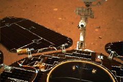Čína zveřejnila první snímky z Marsu pořízené po přistání modulu s vozítkem