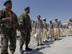 Bagrám v afghánských rukou, i když jen zčásti (na snímku afghánští vojáci a vězni)