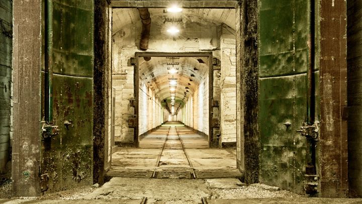 Policie řeší záhadnou smrt bioložky v Řecku. Její tělo našli v nacistickém bunkru