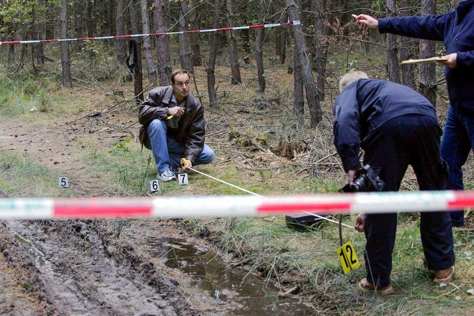 Kriminalisté zajišťují stopy na místě činu v lese u obce Malíkovice, kde dne 13. října roku 2005 Viktor Kalivoda zavraždil podnikatele Jaroslava Lendóciho.