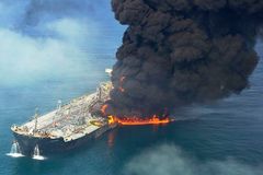 Tanker po srážce s čínskou lodí začal hořet. 32 lidí se pohřešuje, většina jsou Íránci