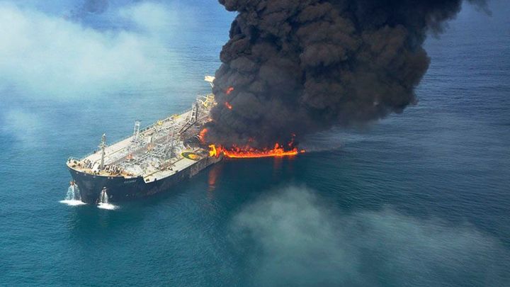V Rudém moři explodoval íránský ropný tanker. Podle Teheránu ho zasáhly rakety